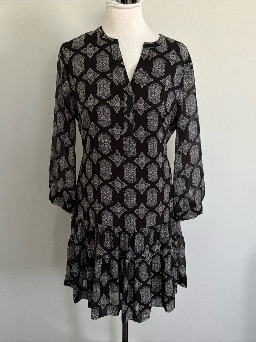 Rose&Olive Boho Women’s Black White V Neck Shirt Dress Ruffle Tie Back Sz M